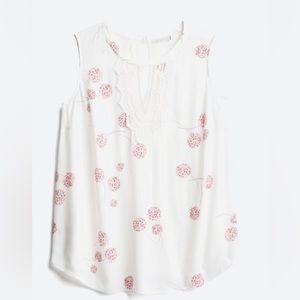 Daniel Rainn Quin Sleeveless
Keyhole Crochet
Blouse